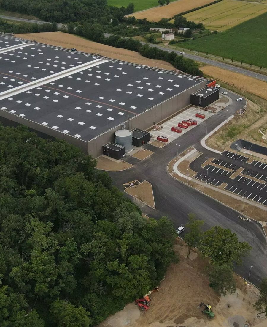 Vue aérienne de la plateforme logistique de 36 000 m², rue des Saphirs à Villette-d’Anthon, occupée par ID Logistics