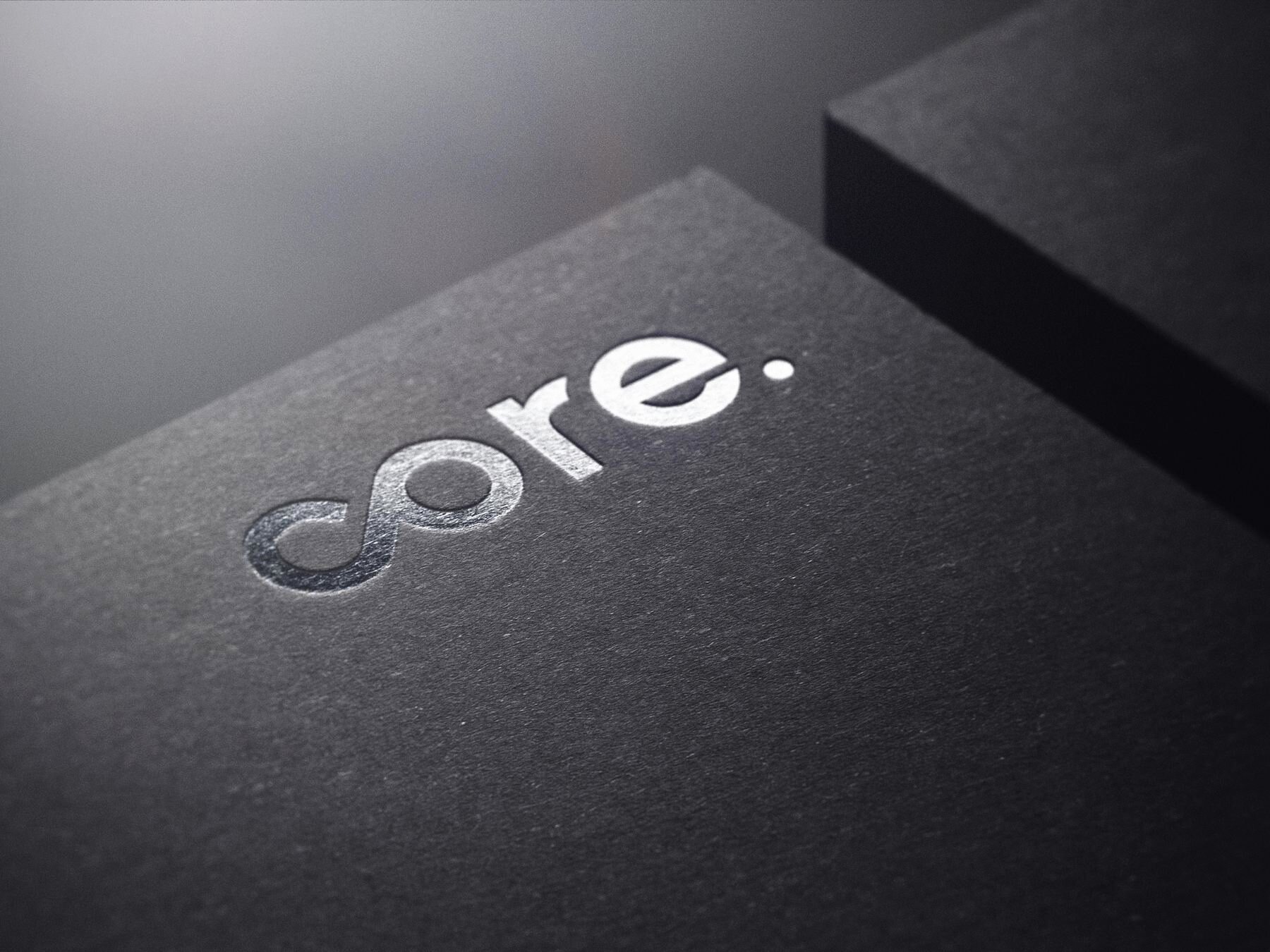 La carte Core Group — papier noir, gaufrage argent